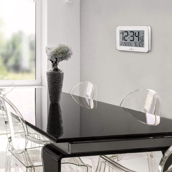 Marathon digitale klok op batterij wit 22 cm