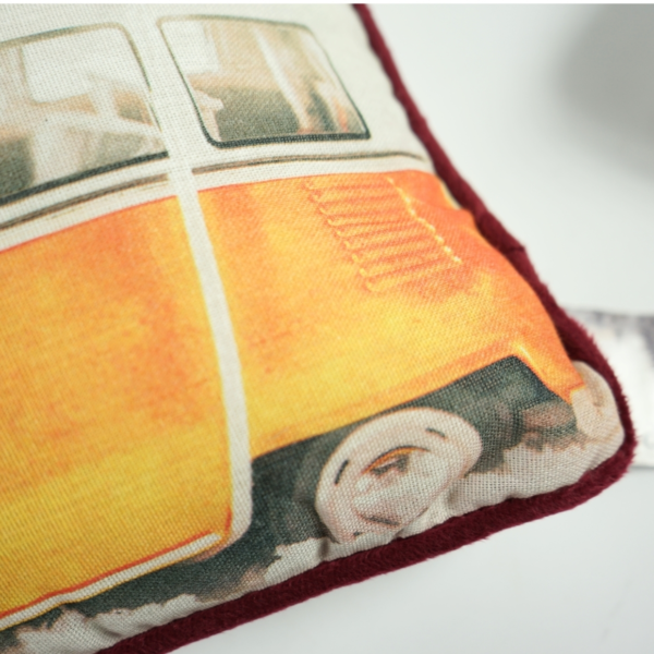Kussen kerst Oldtimer VW bus oranje 50 x 30 cm