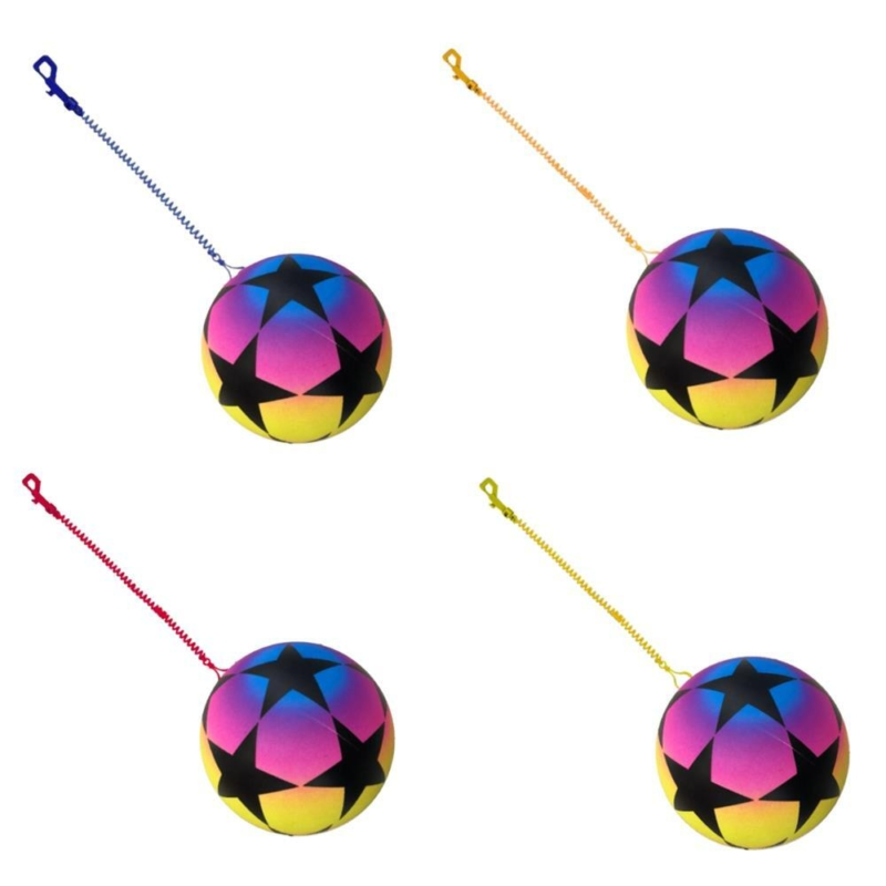 Opblaasbal aan koord regenboogkleuren 20 cm assorti