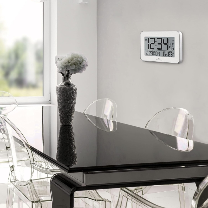 Marathon digitale klok op batterij wit 22 cm